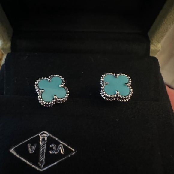 Van Cleef and Arpels Earrings - Picture 2 of 6